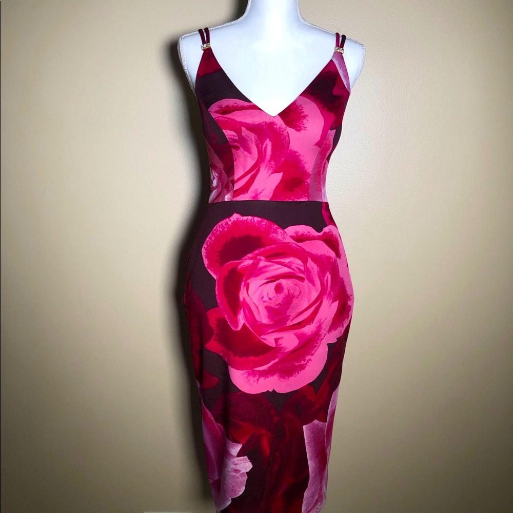 Gorgeous flirty body con pink flower dress.